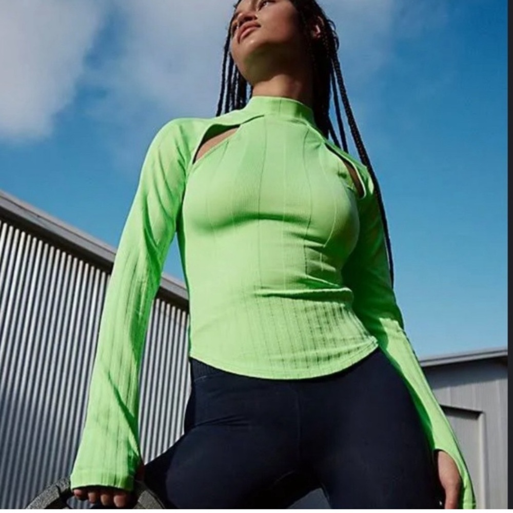 FREE MOVEMENT Offside Layering
Top Lime Zest Neon Green